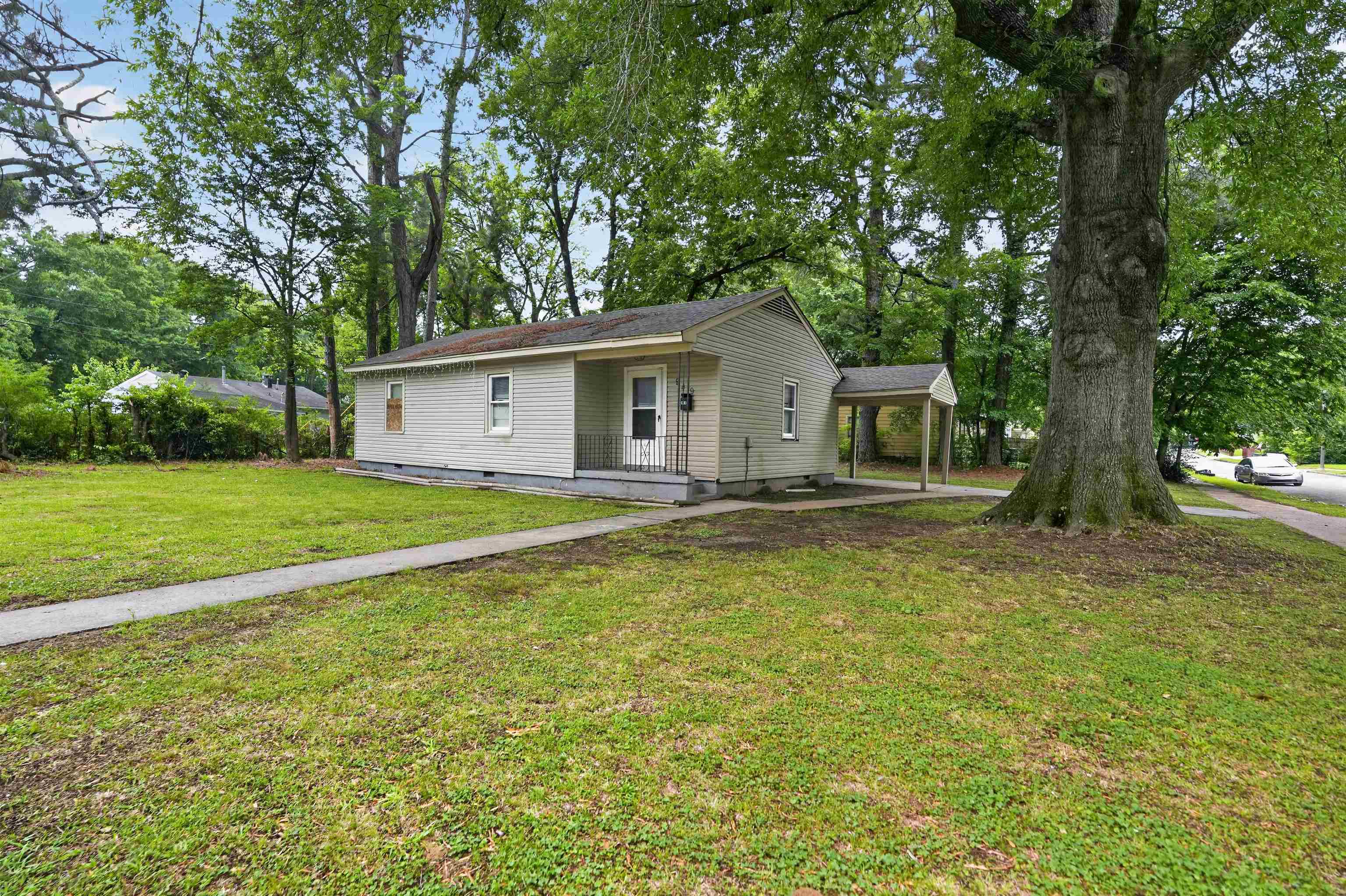 949 Sumter Street Memphis, TN 38122 - Photo 3 of 33 Ranch-style residence featuring light-colored siding, a covered entry porch, and a carport