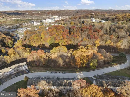 a picture of a bench in a white house