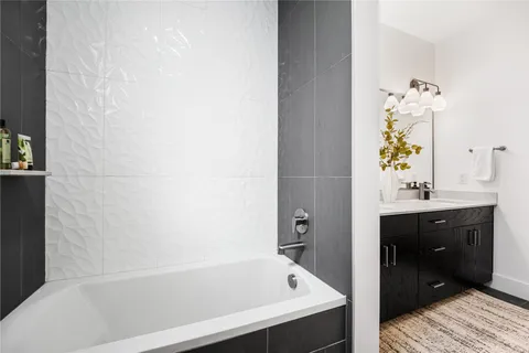 $525,000 | 1615 East 7th Street, Unit 208, Austin, TX 78702