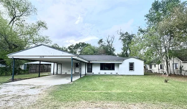 $149,900 | 307 East Walnut Avenue, Winnie, TX 77665