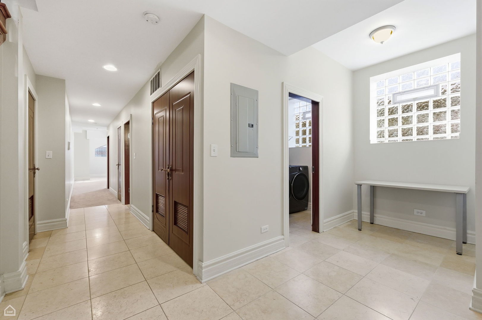 838 East 52nd Street, Unit 1W Chicago, IL 60615 - Photo 22 of 32 a view of a hallway with closet and a window