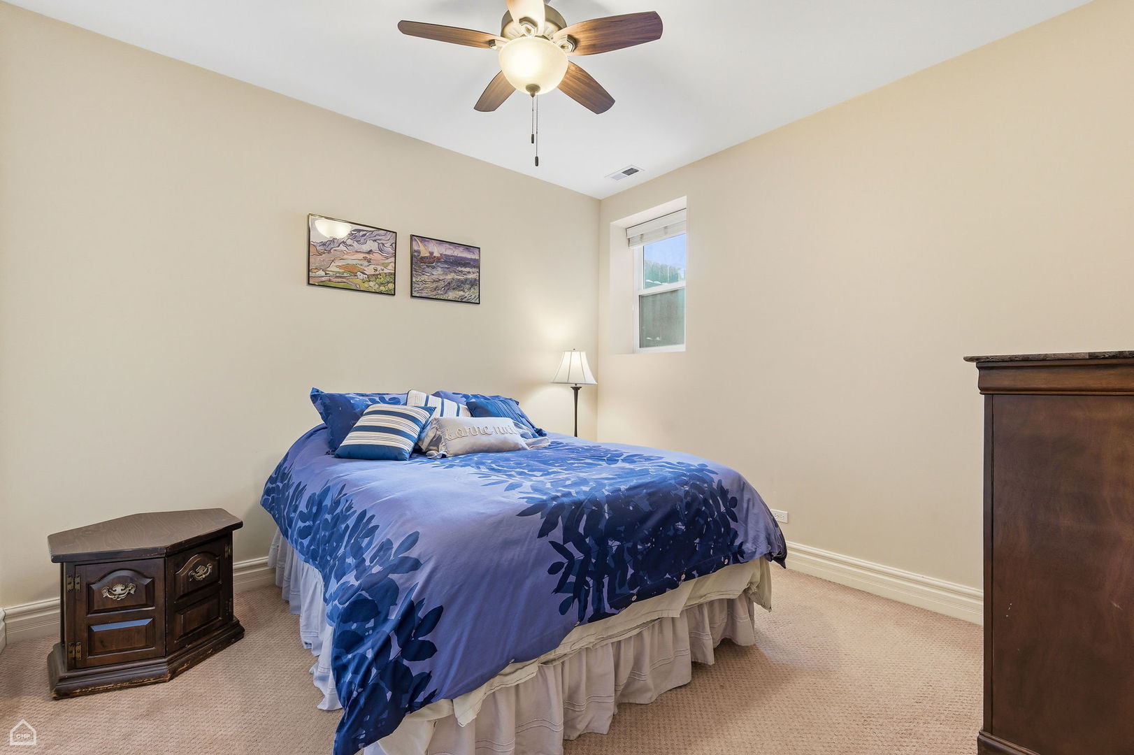 838 East 52nd Street, Unit 1W Chicago, IL 60615 - Photo 24 of 32 a bedroom with a bed and a chandelier