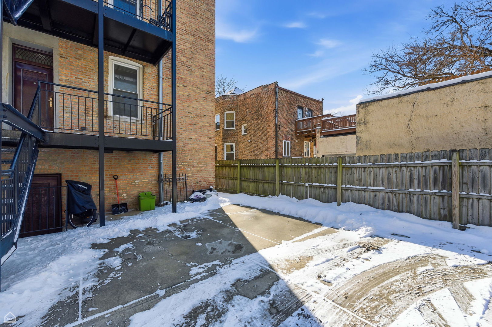 838 East 52nd Street, Unit 1W Chicago, IL 60615 - Photo 31 of 32 a view of a backyard with a patio