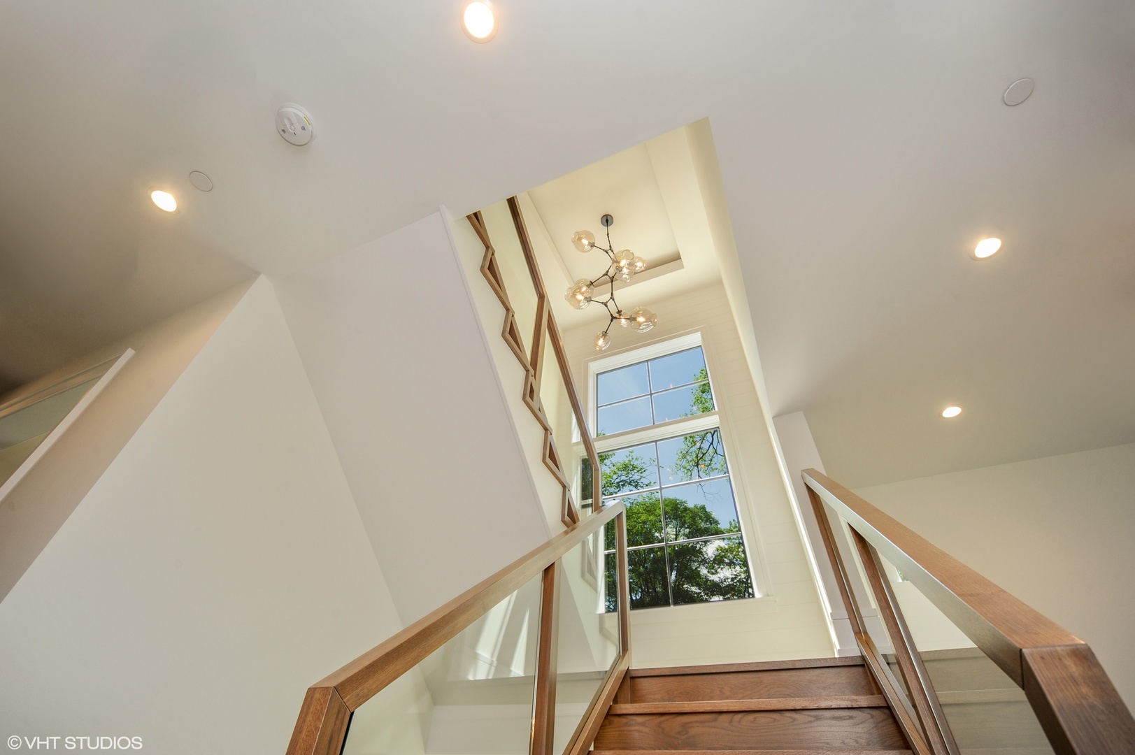 2440 Illinois Road Northbrook, IL 60062 - Photo 10 of 18 a view of an entryway