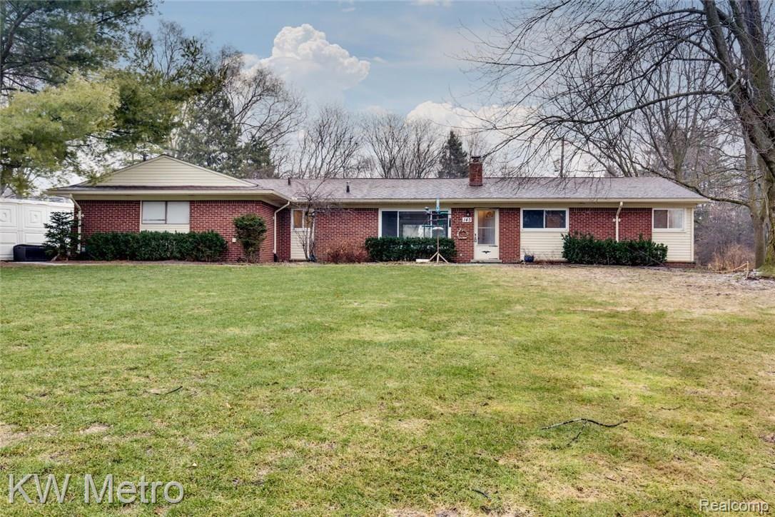 145 Wimpole Dr Rochester MI-large-001-18-Front Exterior-1500x1000-72dpi.jpg