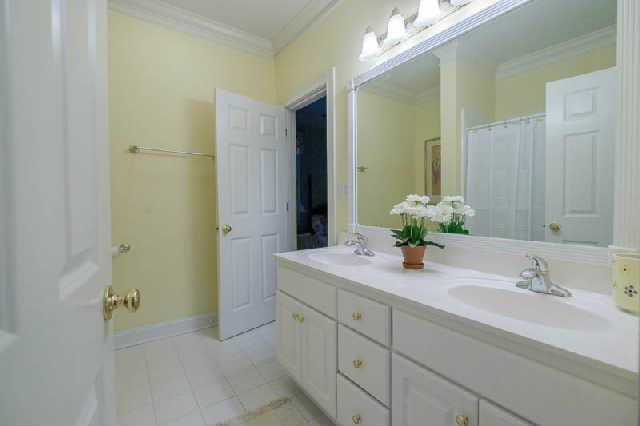 676 Pickney Road Winchester, TN 37398 - Photo 16 of 20 Double sink vanity in the upstairs guest bath with combo tub/shower