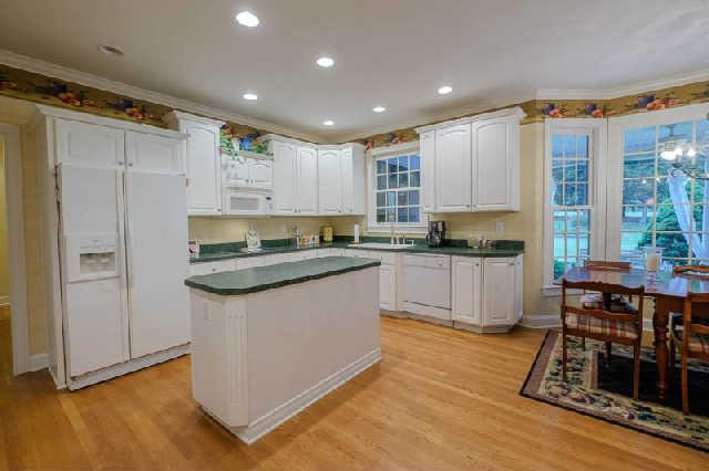 676 Pickney Road Winchester, TN 37398 - Photo 7 of 20 Island kitchen with eat in area and hardwood flooring