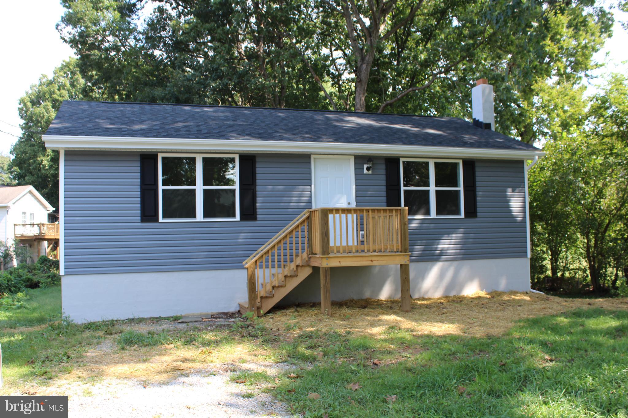 a view of a house with backyard