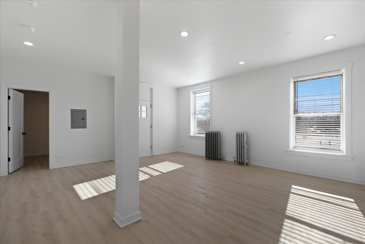 6977 North Bell Avenue, Unit 3 Chicago, IL 60645 - Photo 4 of 11