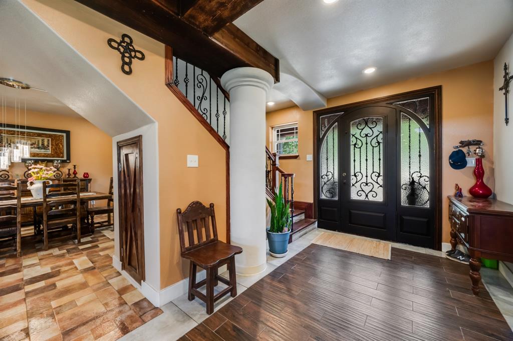 2277 County Road 3657 Springtown, TX 76082 - Photo 13 of 40 a hallway with wooden floor and furniture