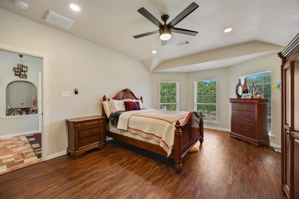 2277 County Road 3657 Springtown, TX 76082 - Photo 32 of 40 a bed room with a bed and a dresser