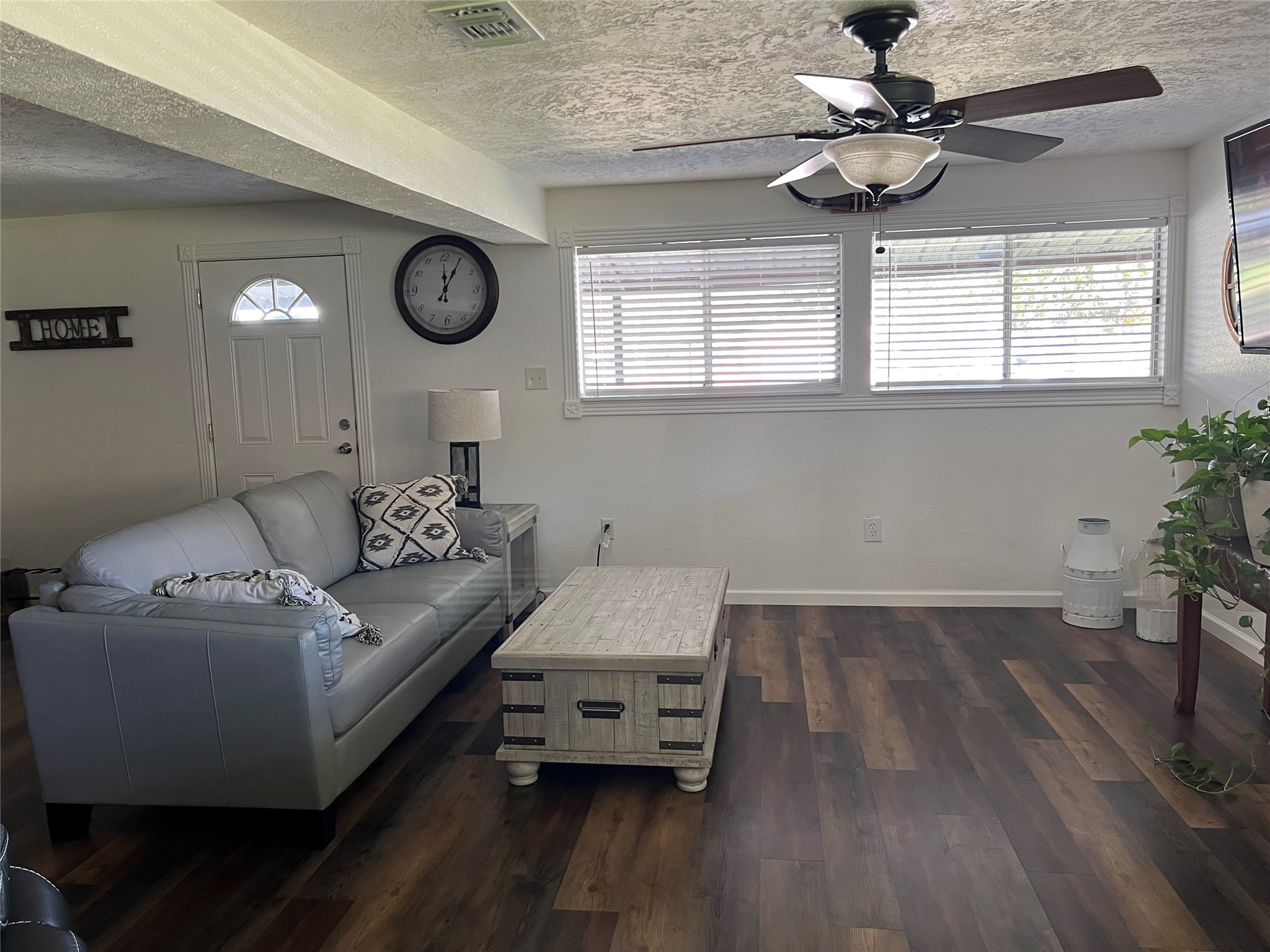 2723 Farm To Market 1010 Road Cleveland, TX 77327 - Photo 4 of 25 Living Room area