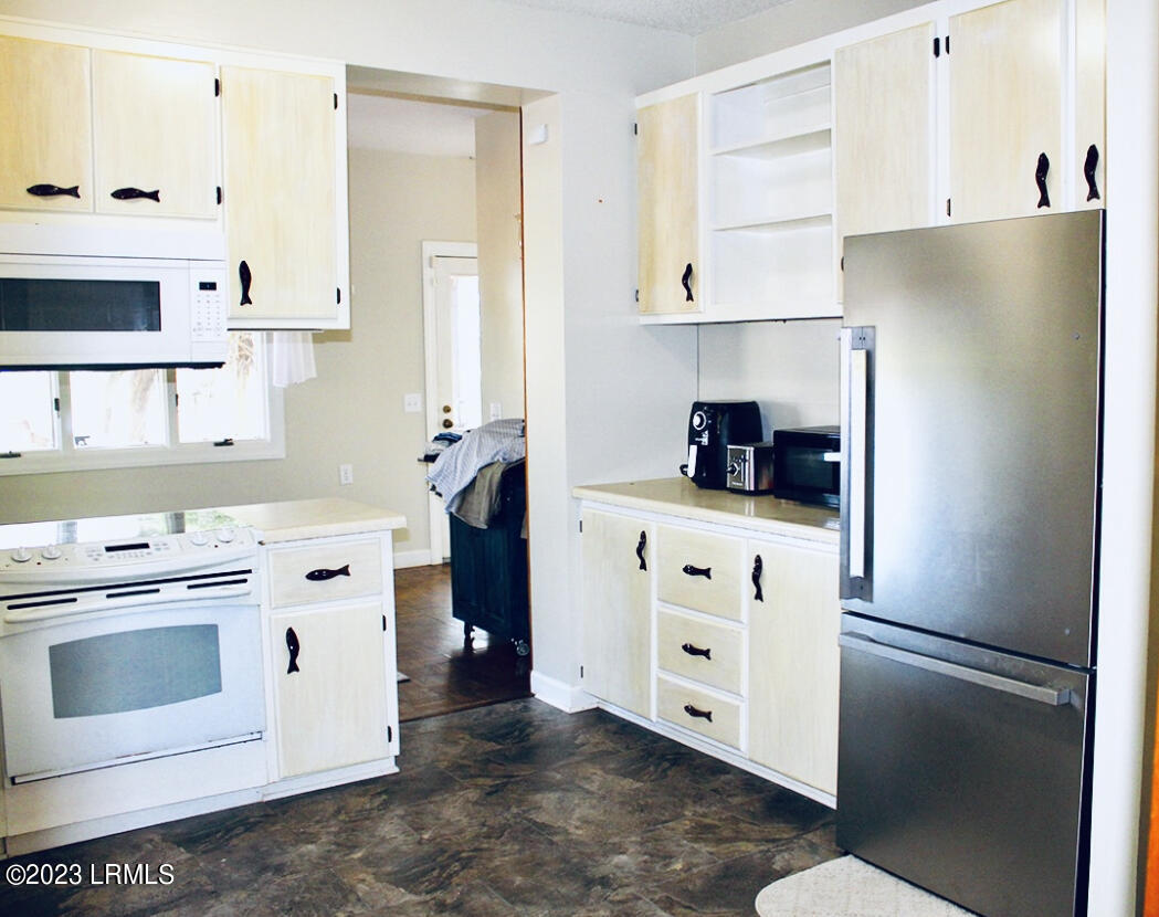 124 Stuart Point Road Seabrook, SC 29940 - Photo 10 of 28 ADDAAE6F-E7F3-4A3F-B51C-90F80B8799DE