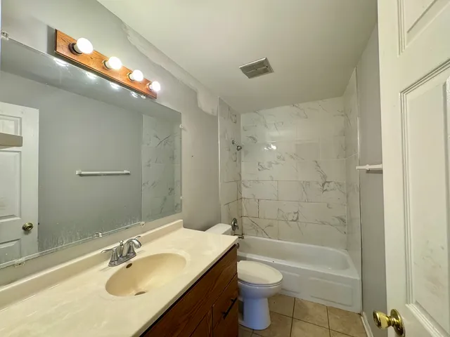 $175,000 | 1075 Higgins Quarters Drive, Unit 3208, Hoffman Estates, IL 60169