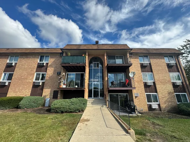 $175,000 | 1075 Higgins Quarters Drive, Unit 3208, Hoffman Estates, IL 60169