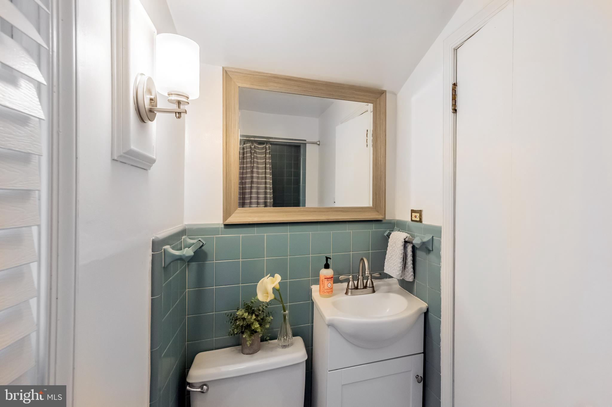 2710 Prescott Road Havertown, PA 19083 - Photo 20 of 38 a bathroom with a sink toilet and mirror