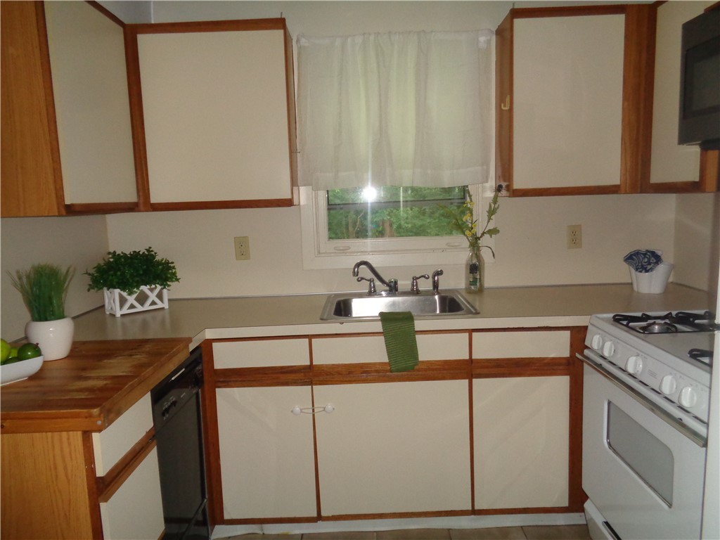 45 Reed Street Warwick, RI 02886 - Photo 9 of 29