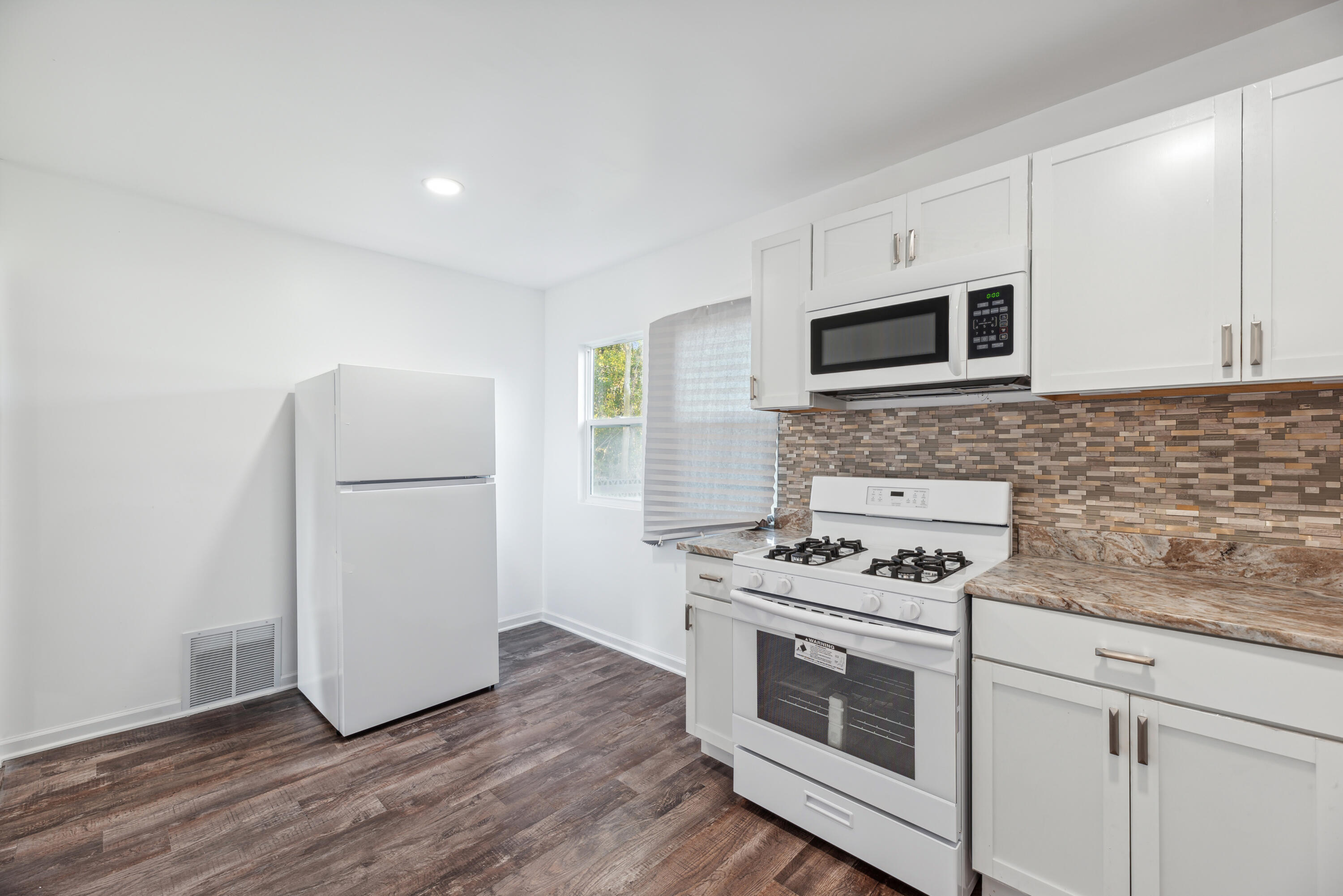 1122 Bigger Street Gary, IN 46404 - Photo 9 of 19 3000x2002