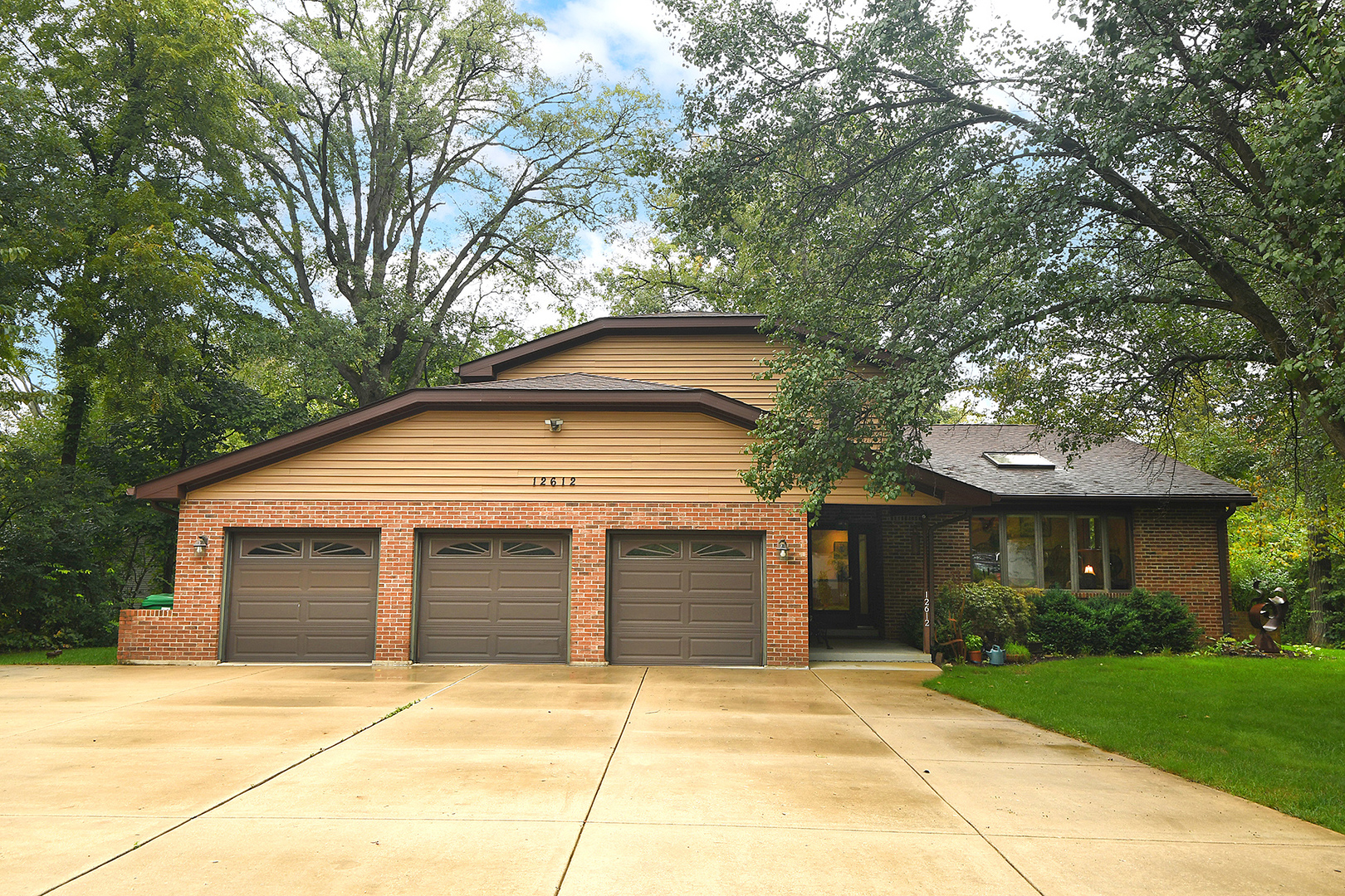 12612 West Hadley Road Homer Glen, IL 60491 - Photo 2 of 39 a house with a outdoor space