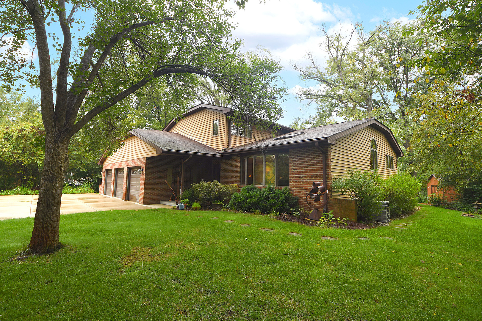 12612 West Hadley Road Homer Glen, IL 60491 - Photo 4 of 39 a front view of house with a garden
