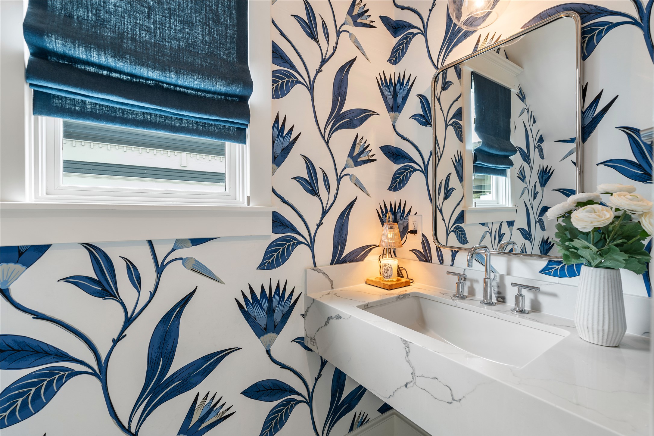 925 Tulane Street, Unit A Houston, TX 77008 - Photo 13 of 49 A windowed powder room with delightful new wallpaper is placed conveniently off the main-level entertaining spaces.