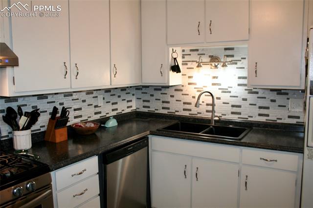6863 Chippewa Road Colorado Springs, CO 80915 - Photo 9 of 31 Kitchen