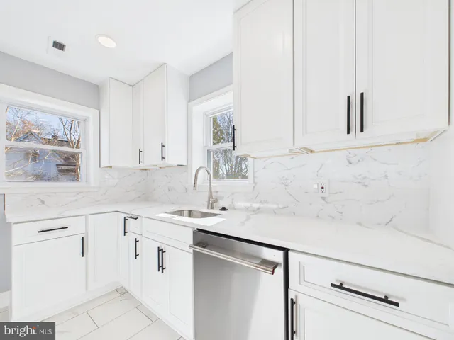 a view of empty room with window