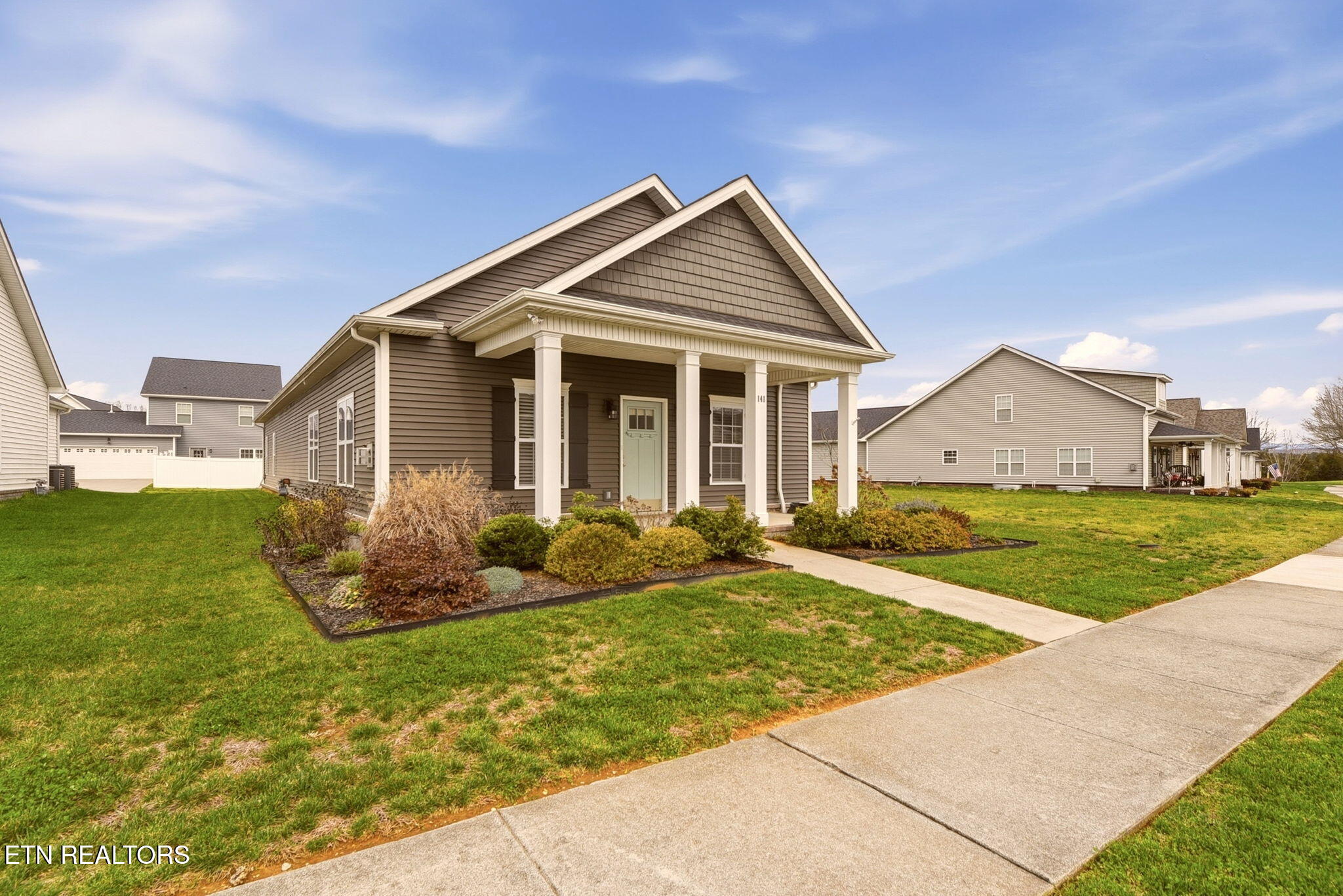 141 Hardinberry Street Oak Ridge, TN 37830 - Photo 2 of 27 2-web-or-mls-Hrdnbrry141 (5)