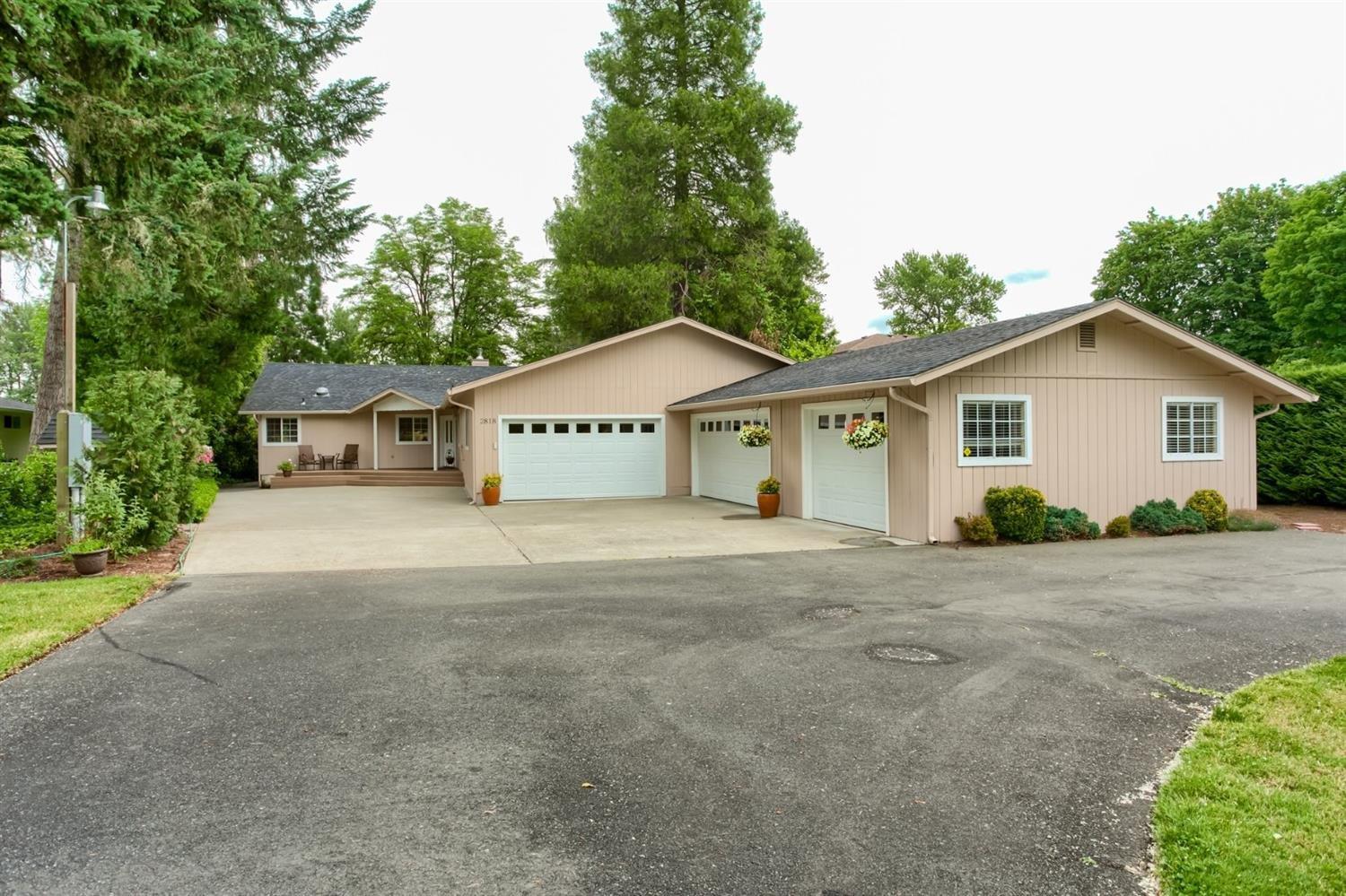 2818 South River Road Grants Pass, OR 97527 - Photo 1 of 35 Front Home Profile!