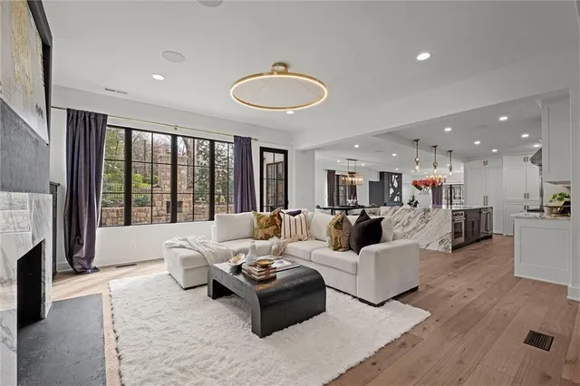 $2,450,000 | 4963 Ward Parkway, Kansas City, MO 64112