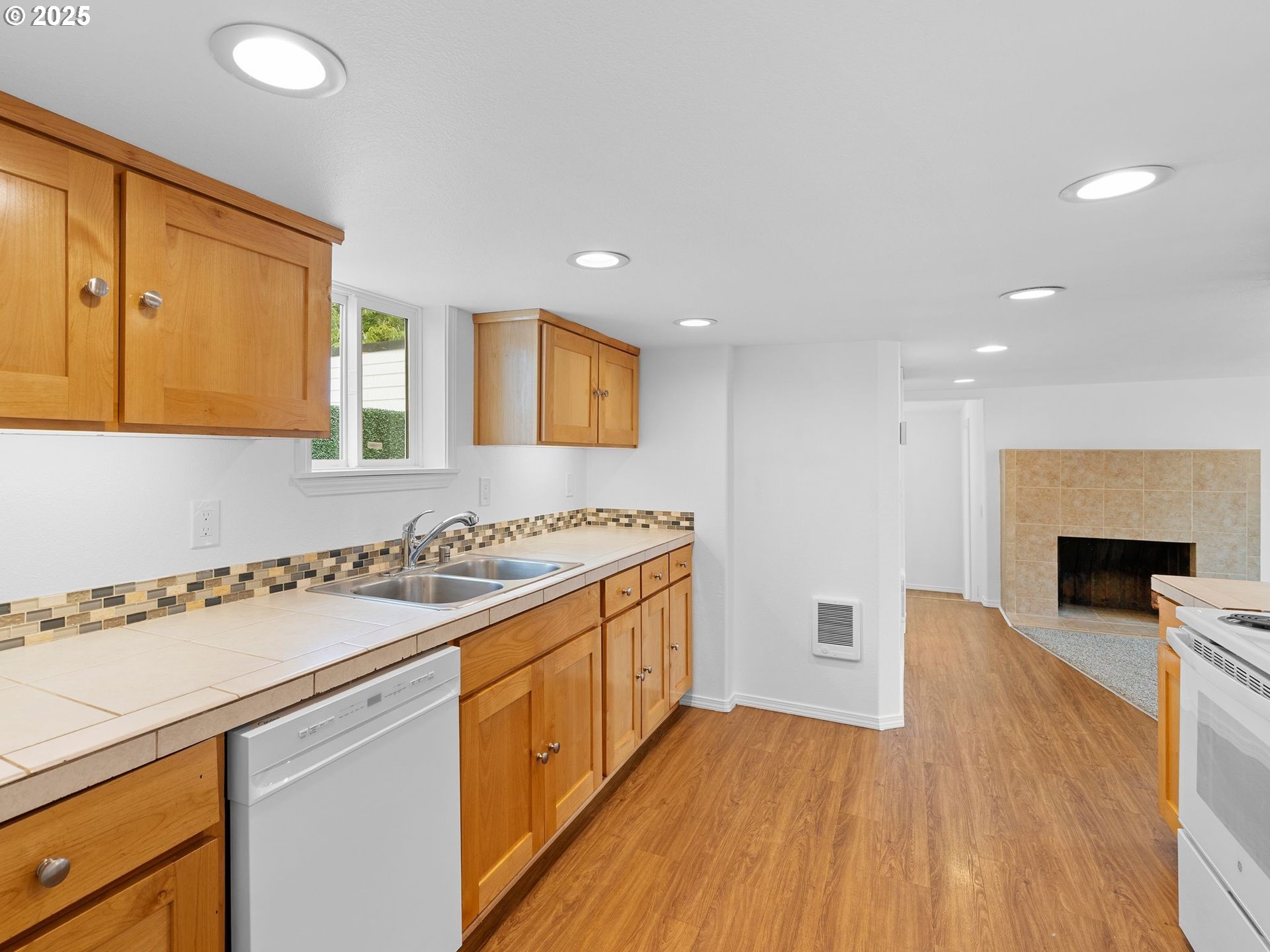 2311 Southwest 6th Avenue, Unit 20 Camas, WA 98607 - Photo 15 of 48 Kitchen