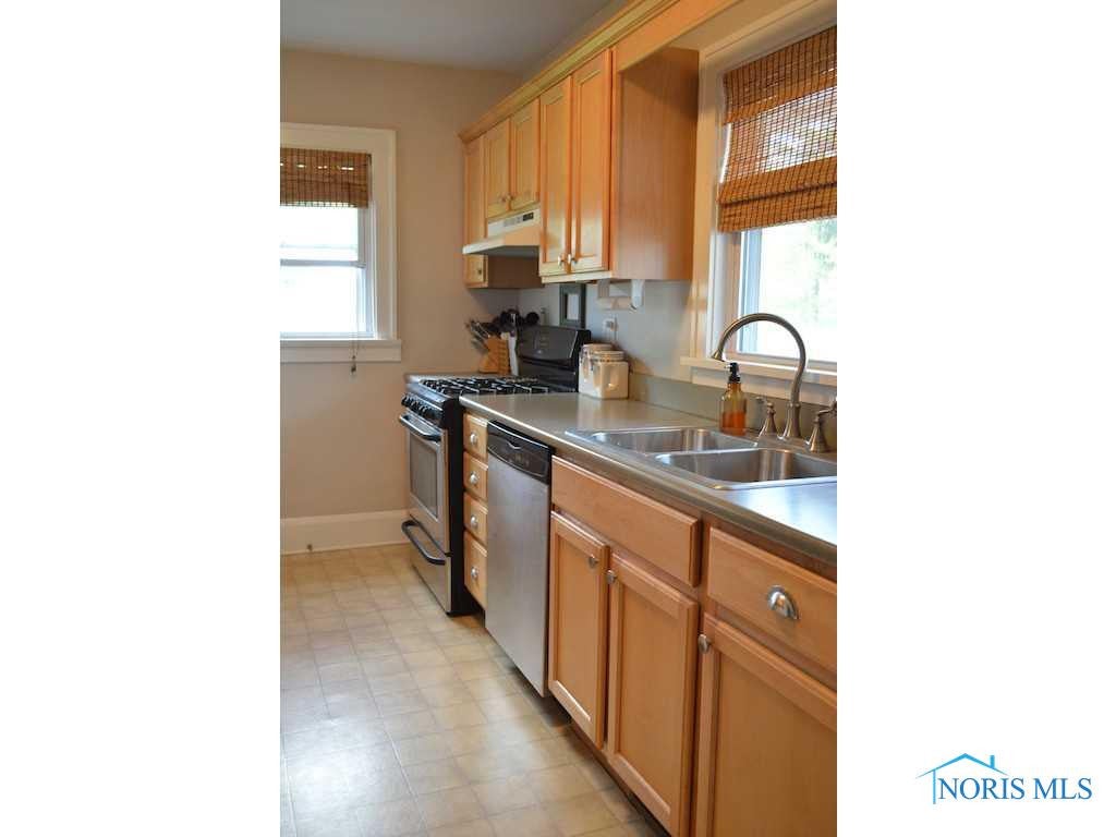 3811 Sherbrooke Road Toledo, OH 43613 - Photo 4 of 15 Kitchen.