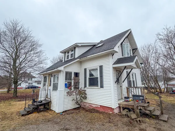 $99,900 | 33 Lakeview Street, Lincoln, ME 04457