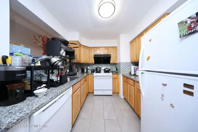 a kitchen with granite countertop lots of counter top space