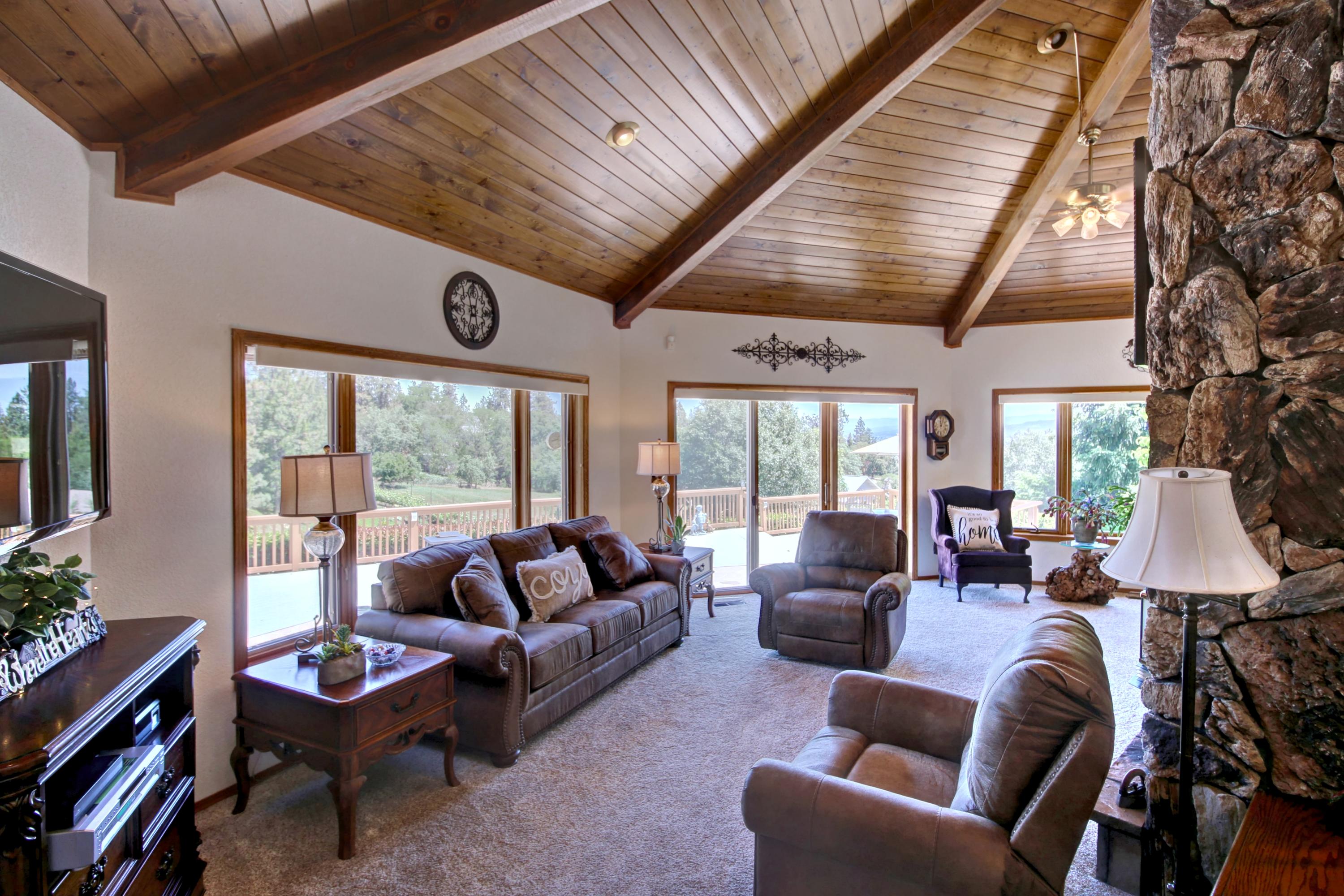 1930 Old Military Road Central Point, OR 97502 - Photo 22 of 63 Living room with gorgeous views day & night