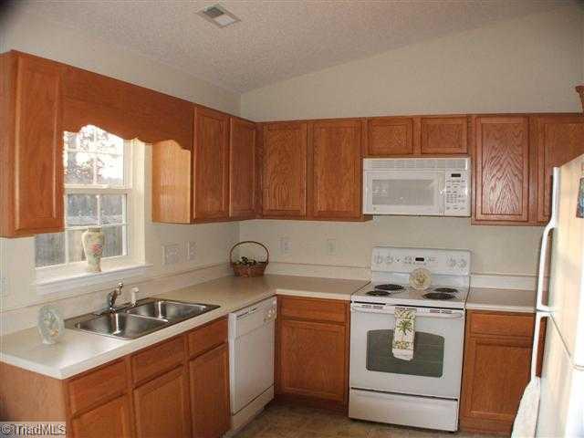 2870 WaterStone Loop High Point, NC 27265 - Photo 4 of 14 Kitchen.