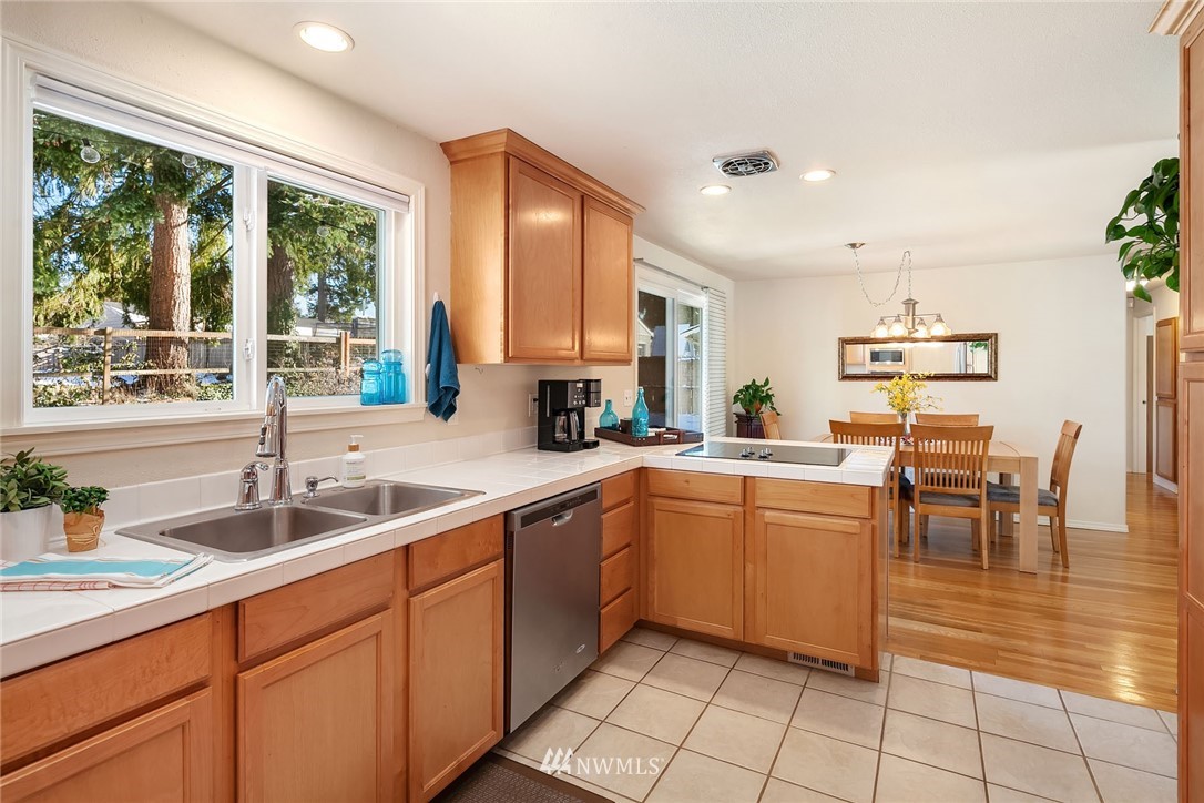 12618 155th Avenue Southeast Renton, WA 98059 - Photo 10 of 23