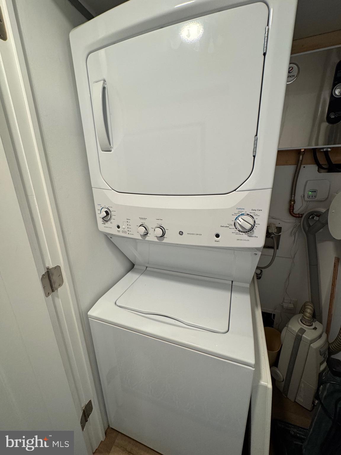 1 President Point Drive, Unit B2 Annapolis, MD 21403 - Photo 13 of 36 a utility room with dryer and washer