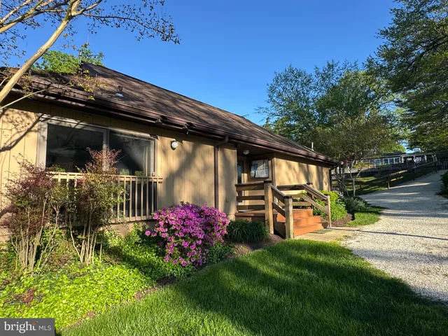 $4,700 | 1 President Point Drive, Unit B2, Annapolis, MD 21403