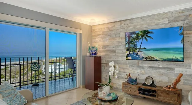 a view of a livingroom with furniture and a ceiling fan