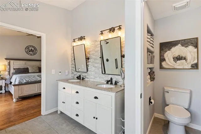 a en suite bathroom with a toilet sink and mirror