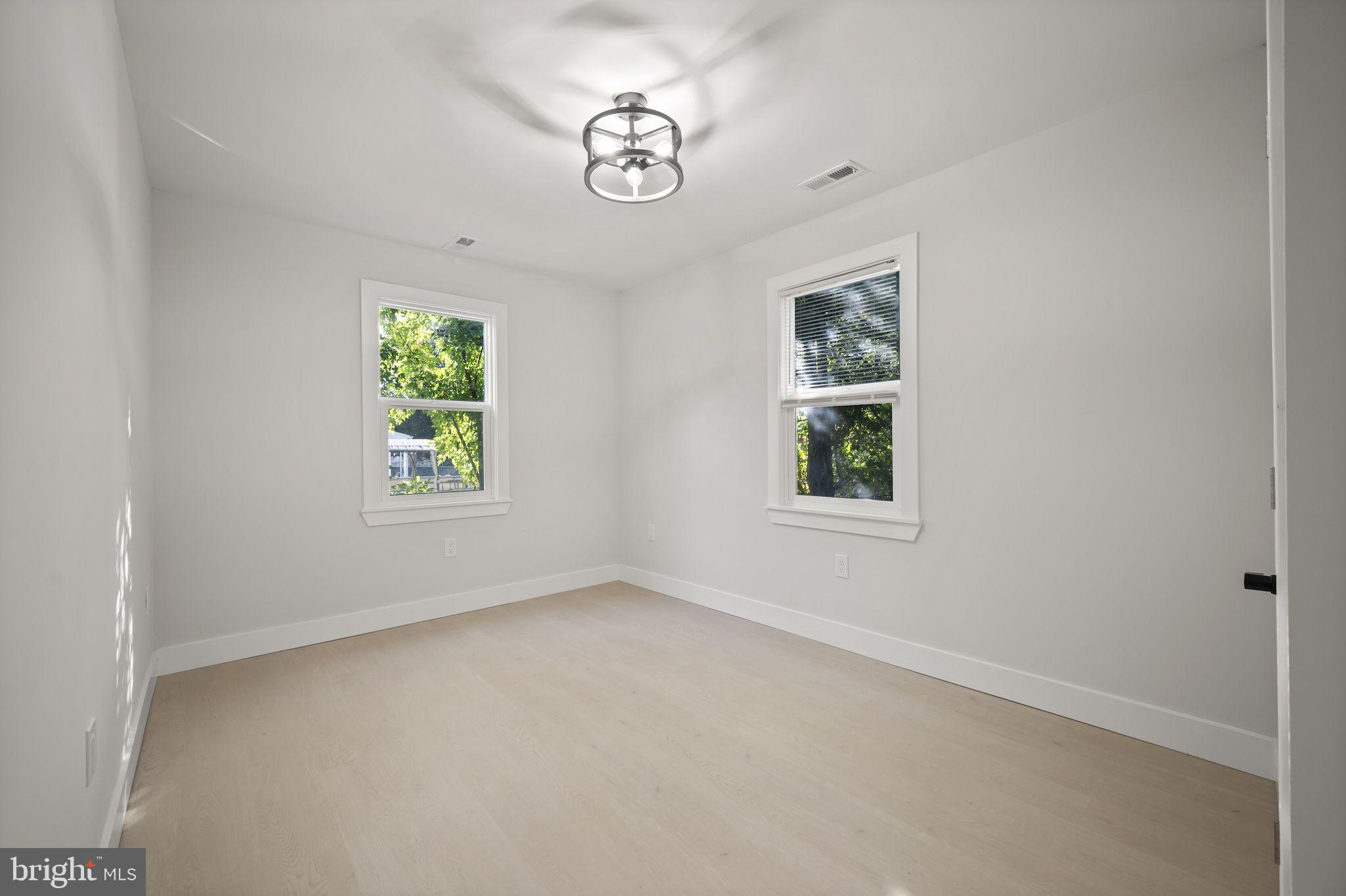 821 South Woodlynn Road Baltimore, MD 21221 - Photo 14 of 32 an empty room with windows and closet