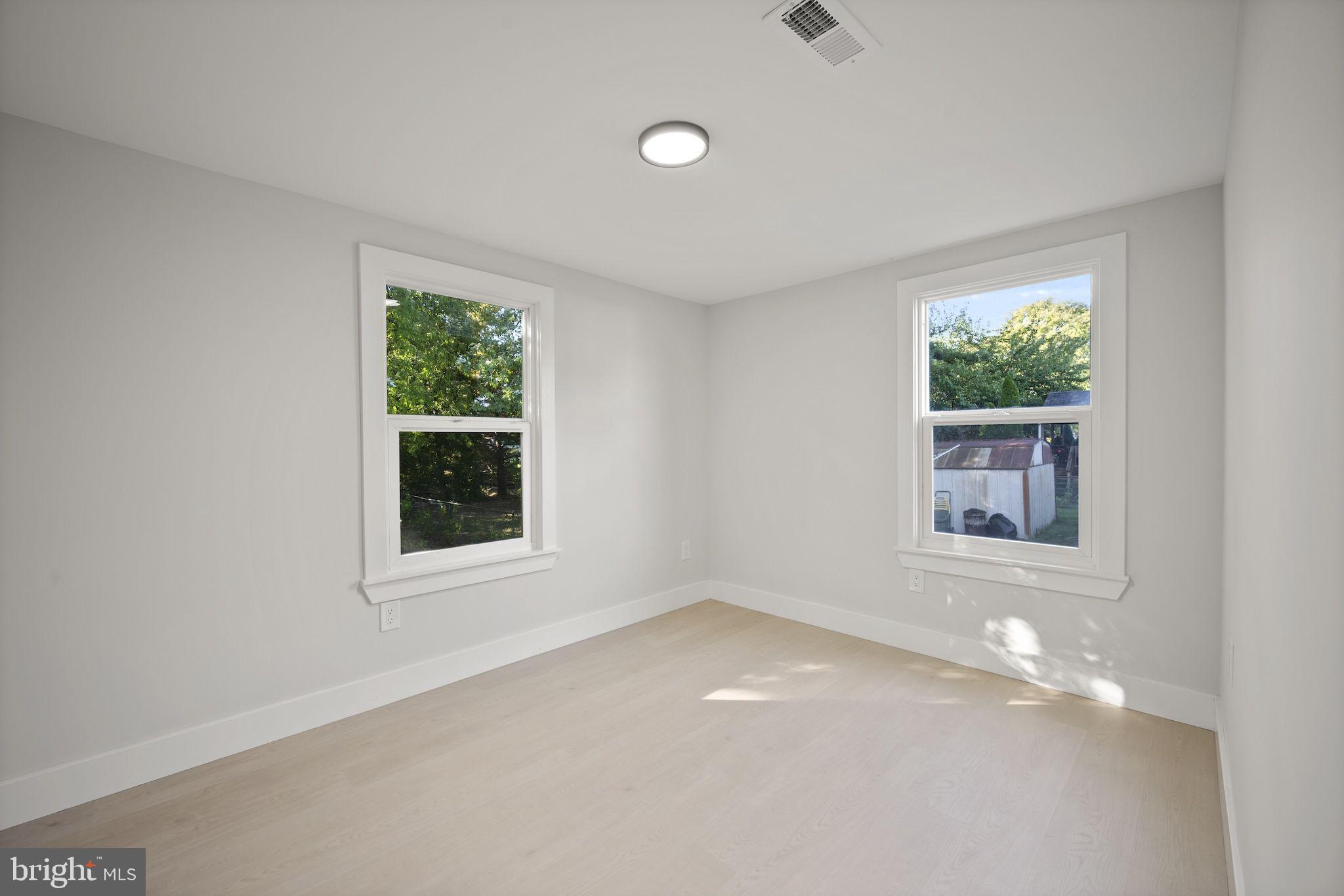 821 South Woodlynn Road Baltimore, MD 21221 - Photo 17 of 32 an empty room with windows