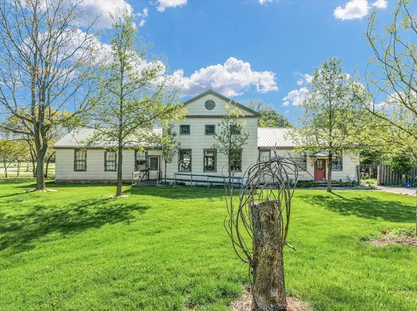 a view of a house with a backyard