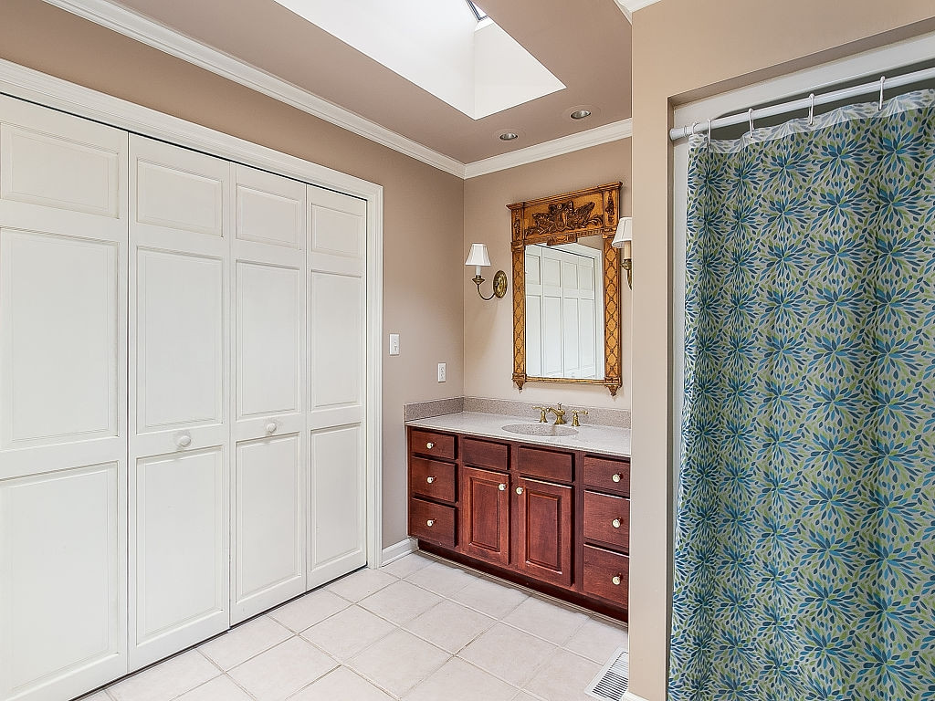 1701 Colonial Ridge Road Johnson City, TN 37604 - Photo 11 of 35 Main level Master Bath