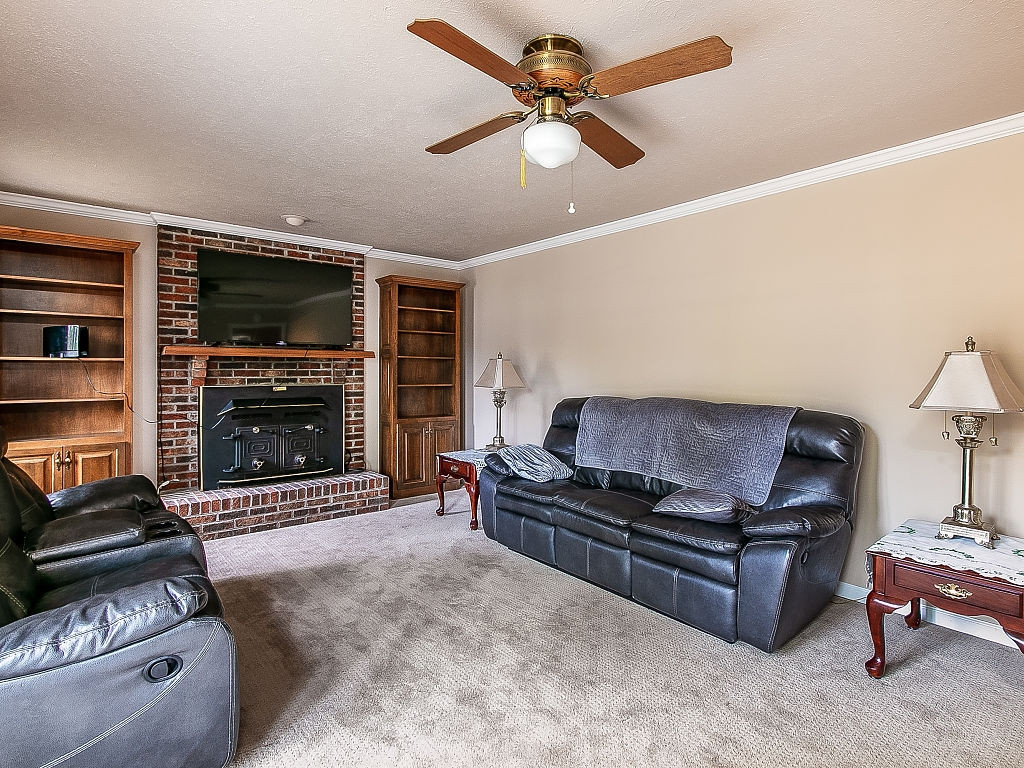 1701 Colonial Ridge Road Johnson City, TN 37604 - Photo 14 of 35 Living room