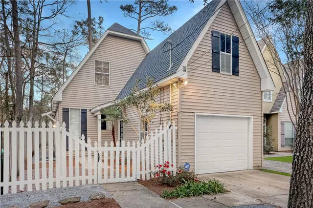 $2,200 | 626 Village Lane South, Unit A, Mandeville, LA 70471