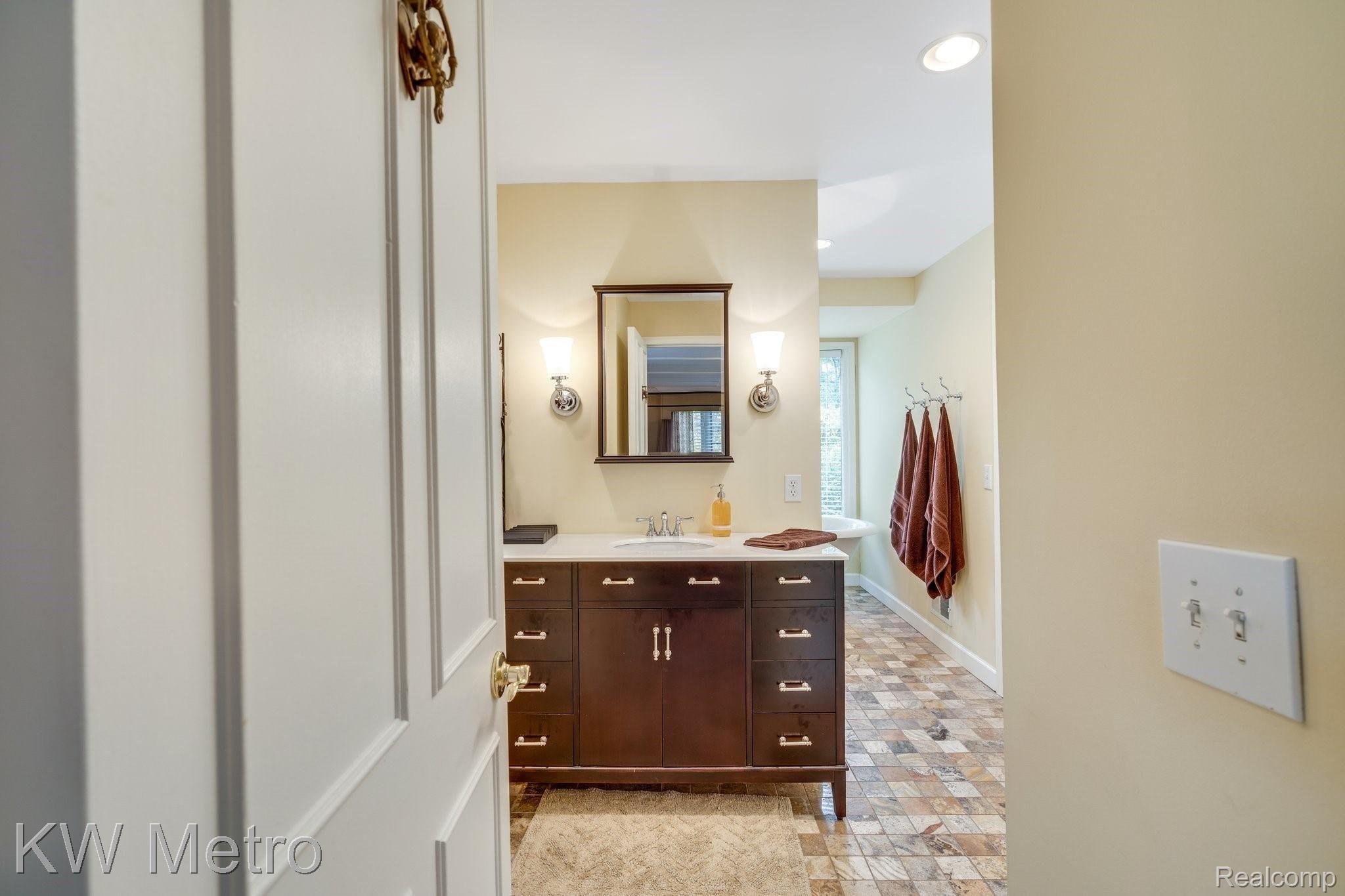 323 Shellbourne Drive Rochester, MI 48309 - Photo 40 of 62 Entry to master bath