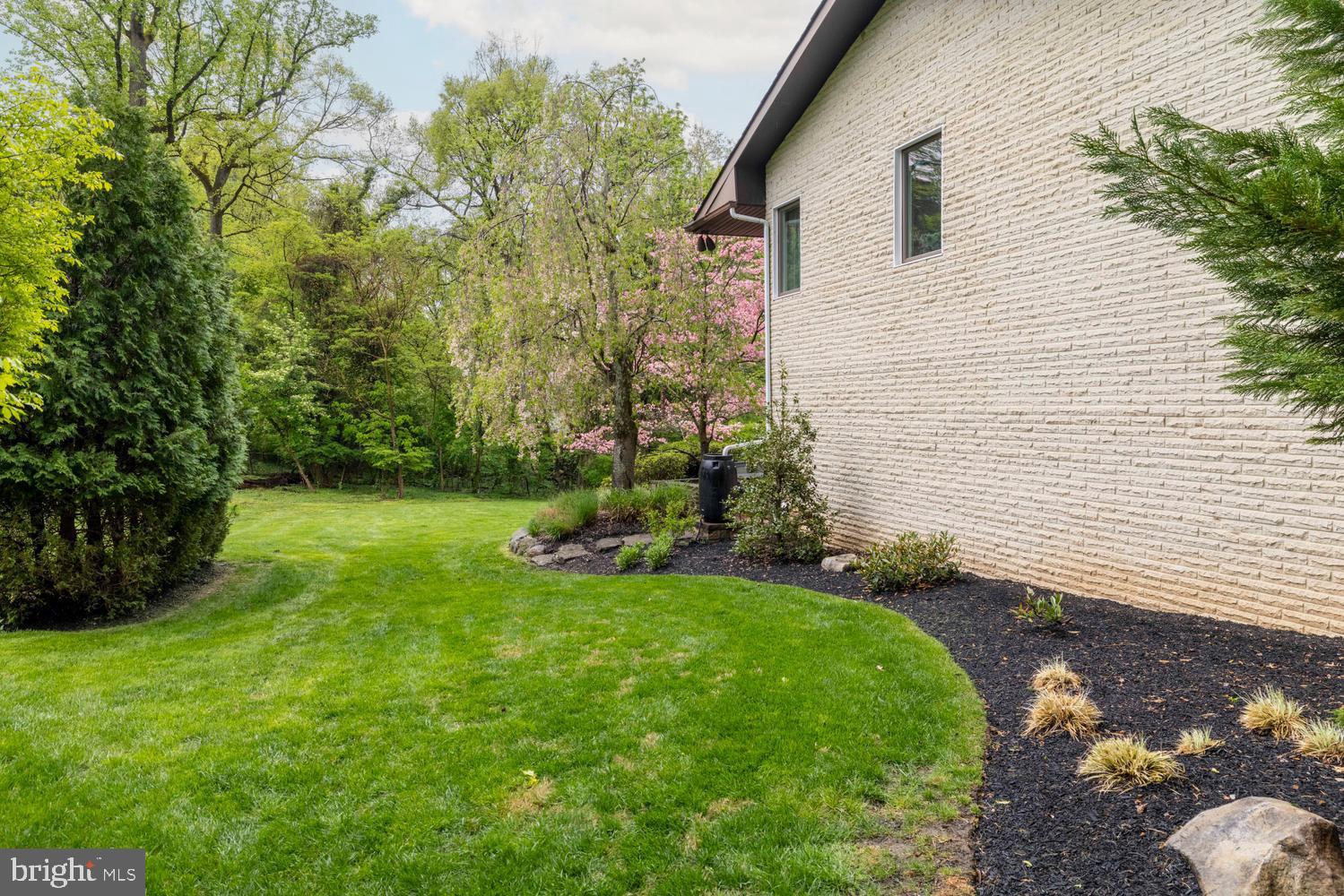 1074 Pheasant Road Rydal, PA 19046 - Photo 35 of 51 Side Exterior