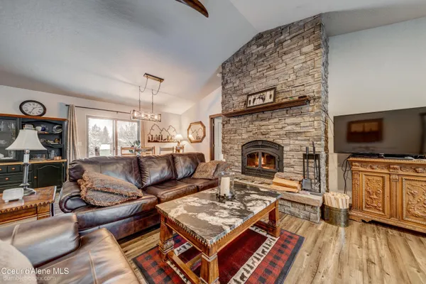 $689,000 | 32732 North 14th Avenue, Spirit Lake, ID 83869